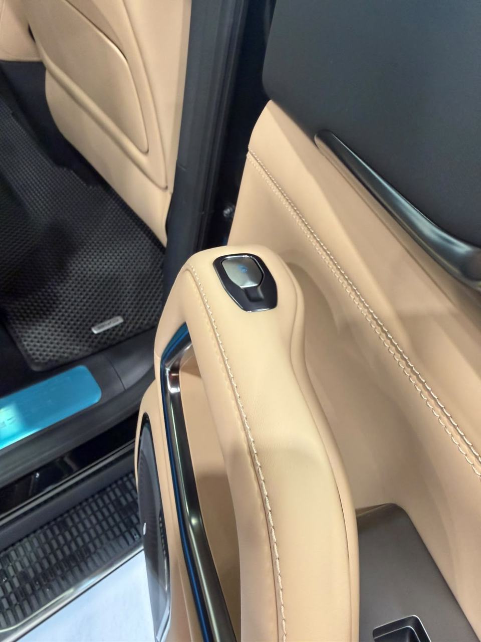 Denza B8 - Standard – bench seats