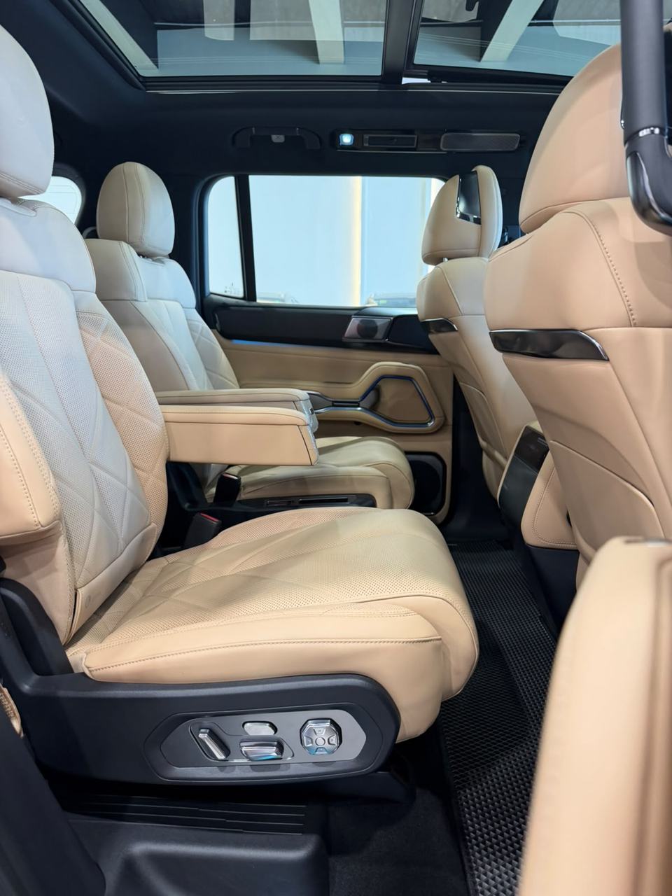 Denza B8 - Standard – bench seats